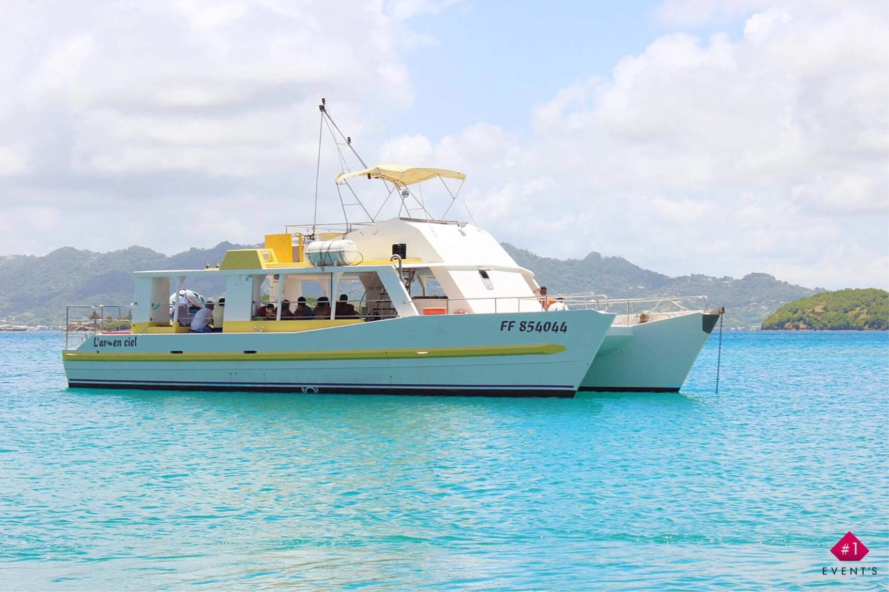 Découvrez la Martinique autrement dans une ambiance fun et festive ou le Farniente rythmera votre journée sur l’arc en ciel.